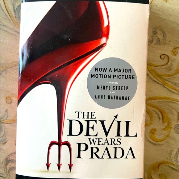 BOOK The Devil Wears Prada Book COFFEETABLE library Fashion Paperback - Picture 1 of 3